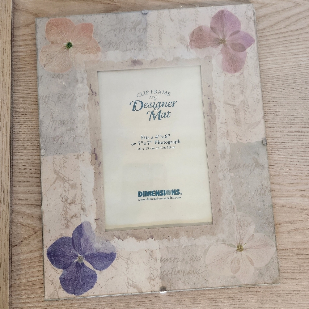 Dimensions Crafts NWT Clip Frame & Designer Mat w/Glass Multi  Floral Print